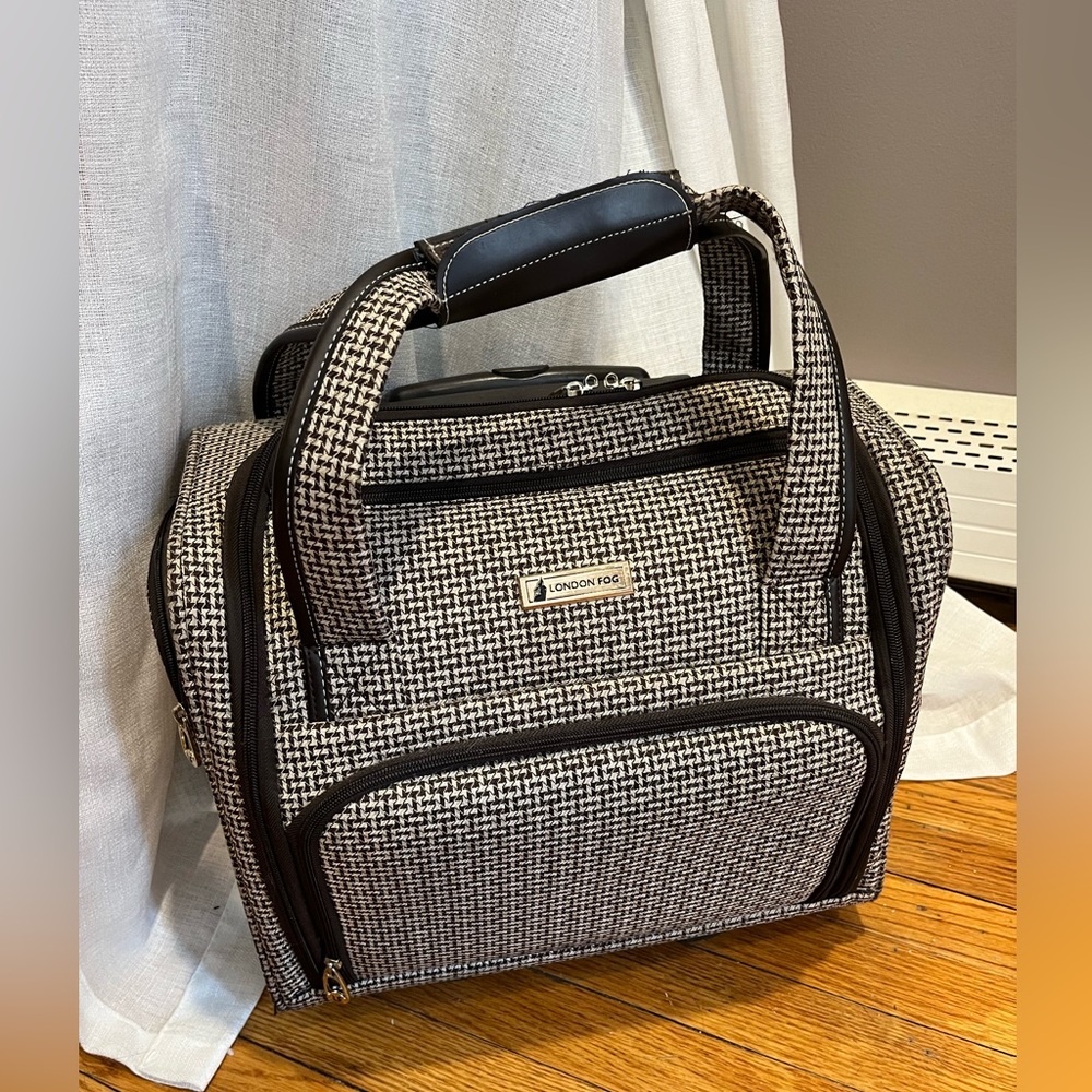 Used, good condition London fog roller bag